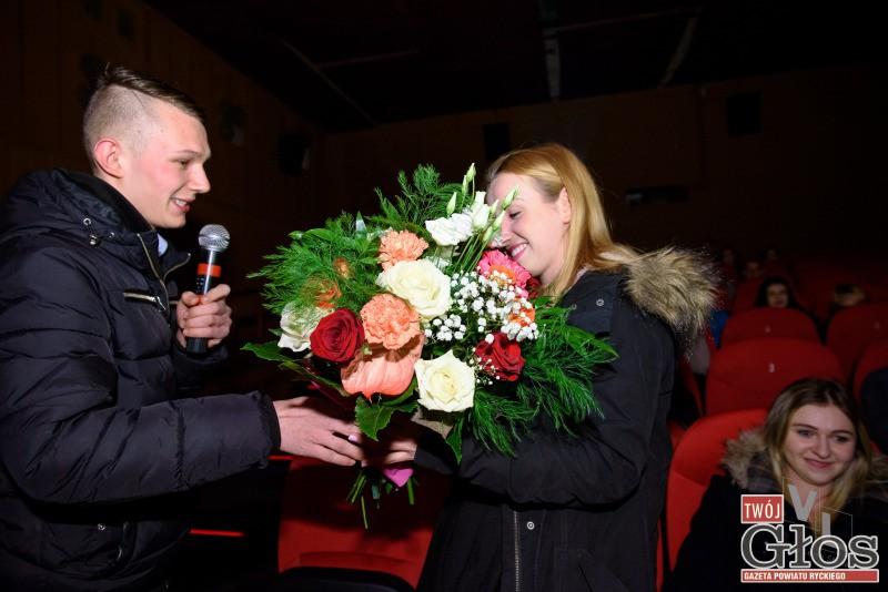 Piotr swojej dziewczynie oświadczył się w... kinie