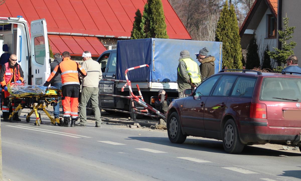 Krew na Królewskiej. Potrącił pieszego i wjechał w ogrodzenie