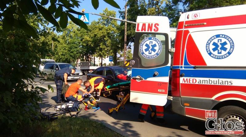 Młody rowerzysta pod kołami samochodu