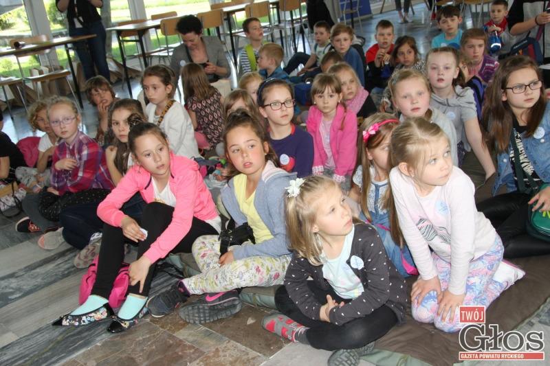 Piloci czytali dzieciom o lataniu i kosmosie