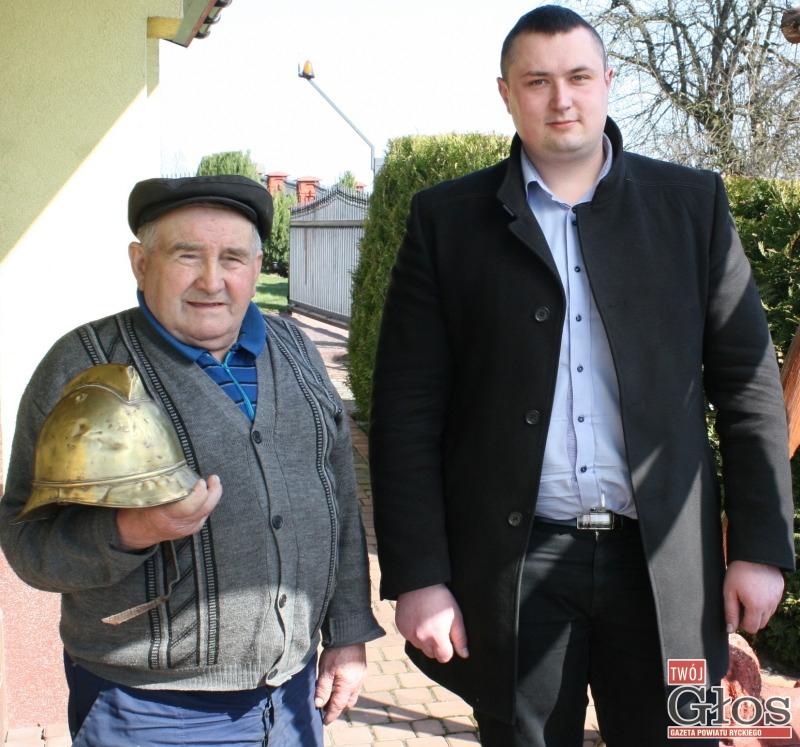 Przekazał straży 120-letni hełm bojowy