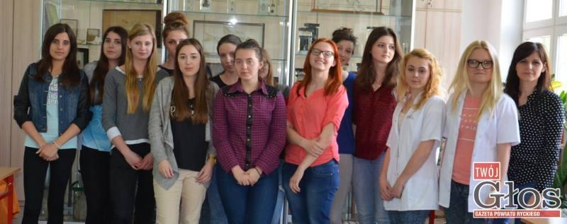 W liceum uczą się podstaw kosmetologii