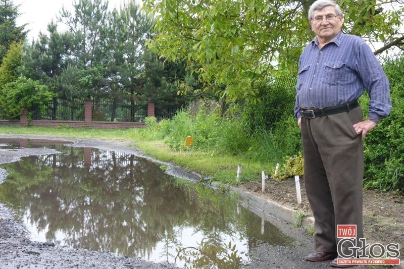 Kanalizację zrobili, a kałuża została