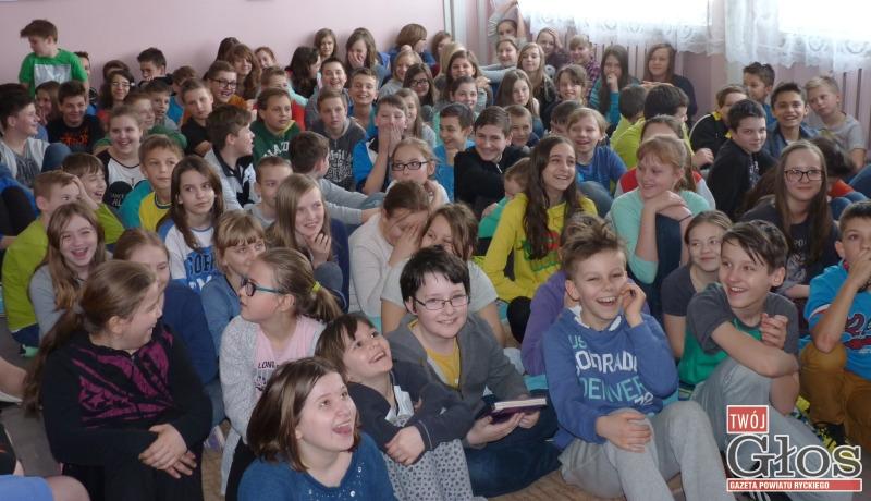 Przy herbatce rozmawiali o książkach. Spotkanie autorskie z Pawłem Beręsewiczem