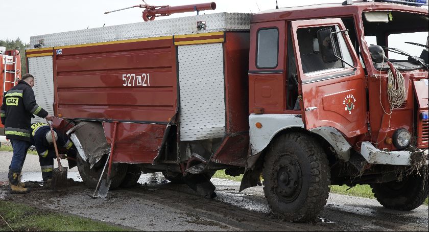 Wóz strażacki w rowie. Wracali z pożaru