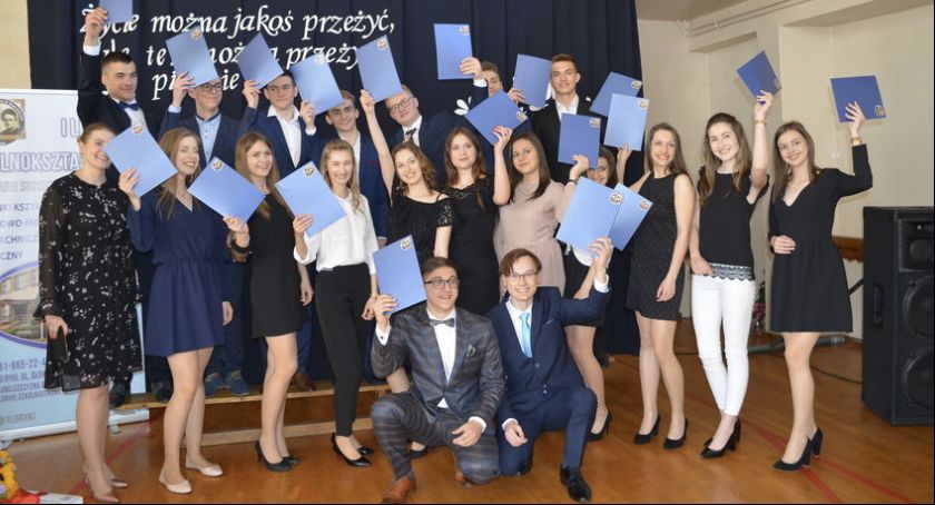 W piątek maturzyści zakończyli rok szkolny