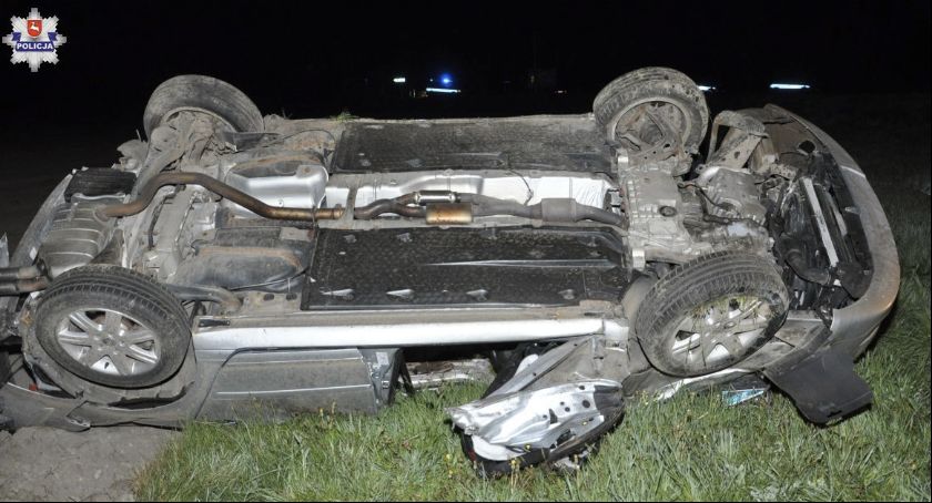 21-letni mężczyzna zginął w wypadku. Czworo pasażerów trafiło do szpitala