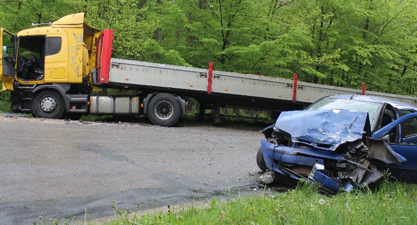 Zderzenie osobówki z ciężarówką. Jedna osoba poszkodowana
