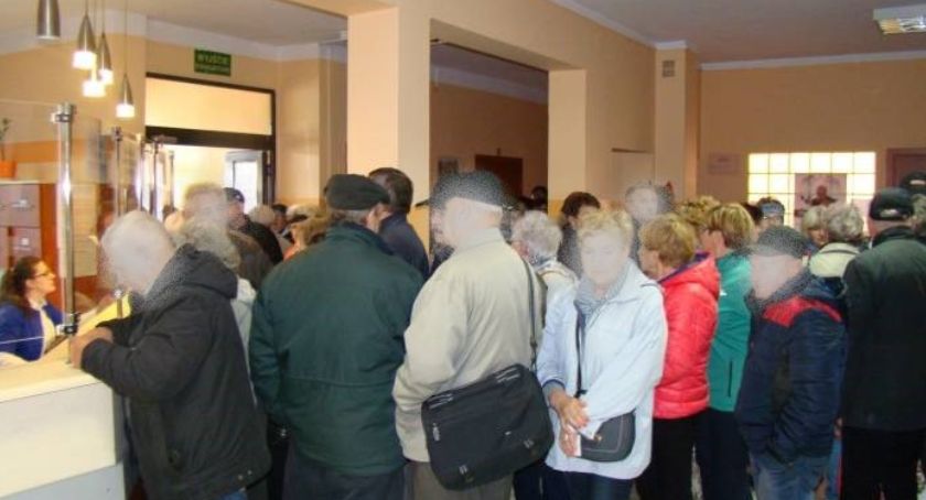 Żeby zapisać się do lekarza, stali w kolejce od 5 rano