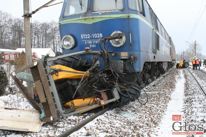 Traktor pod kołami pociągu