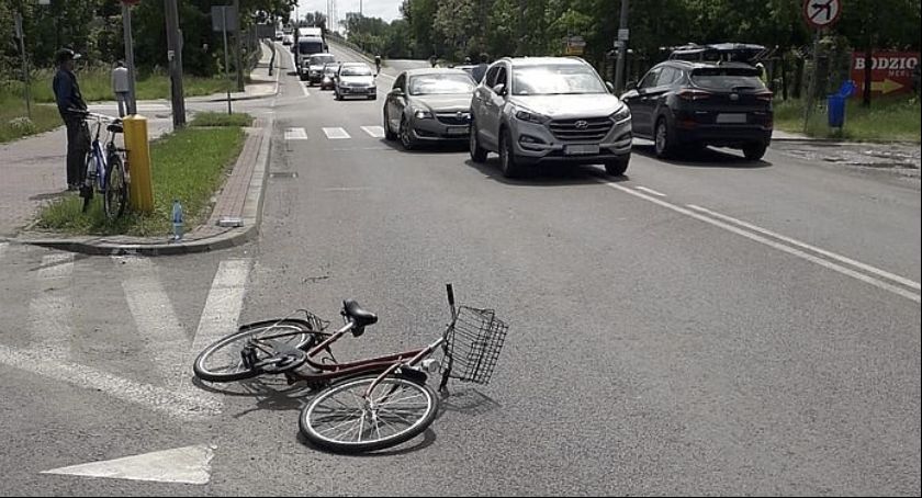 Wjechała rowerwem pod nadjeżdżający samochód