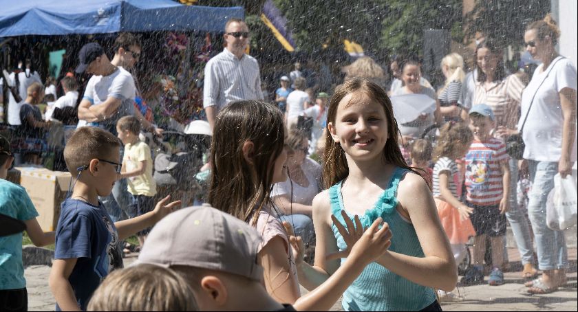 Strażacy schładzali gorącą atmosferę pikniku rodzinnego w Rykach