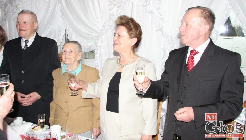 Zdarza jej się czytać nawet bez okularów