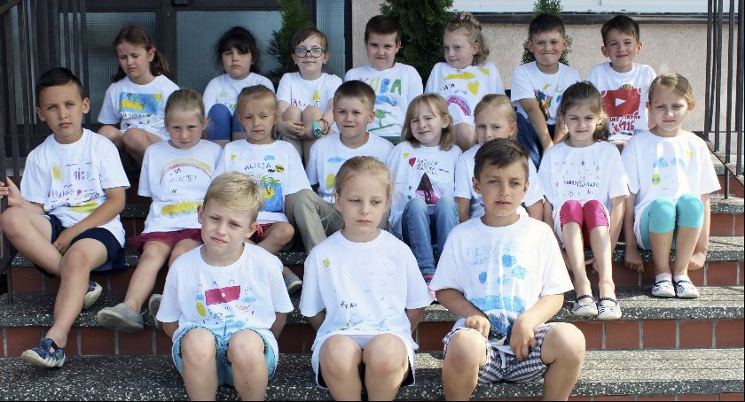 W autorskich koszulkach pojechali na wycieczkę