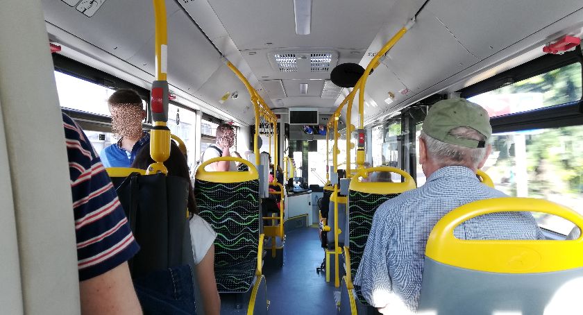Autobus wozi ludzi, ale nie wiadomo ile kosztuje