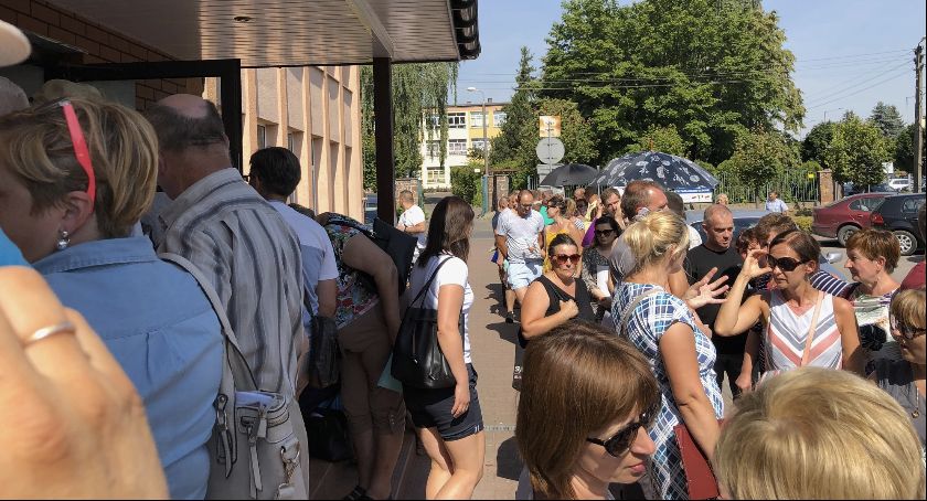 Stoją kilka godzin w skwarze, żeby złożyć wniosek