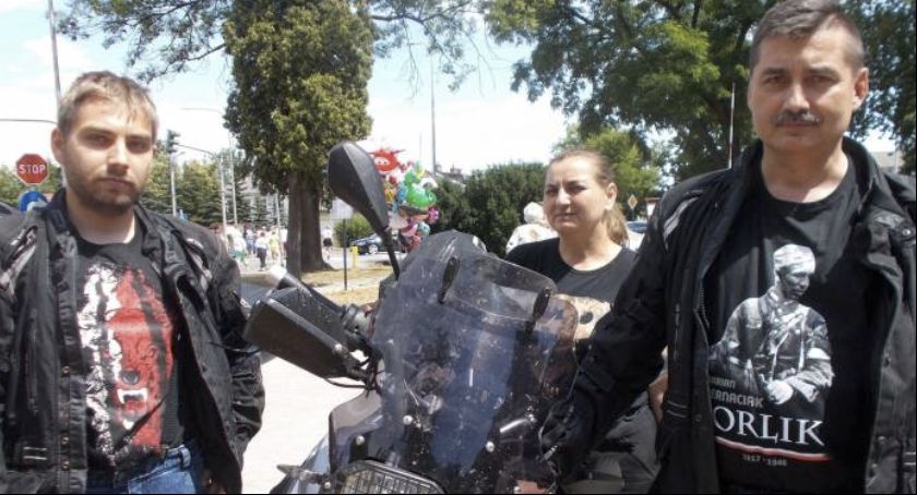  Motocyklowa rodzina przyjechała uczcić 
