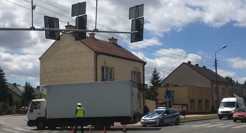 Pijany rowerzysta pod kołami samochodu