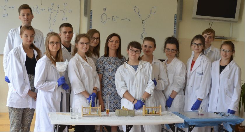 Licealiści poszerzyli swoją wiedzę z chemii 