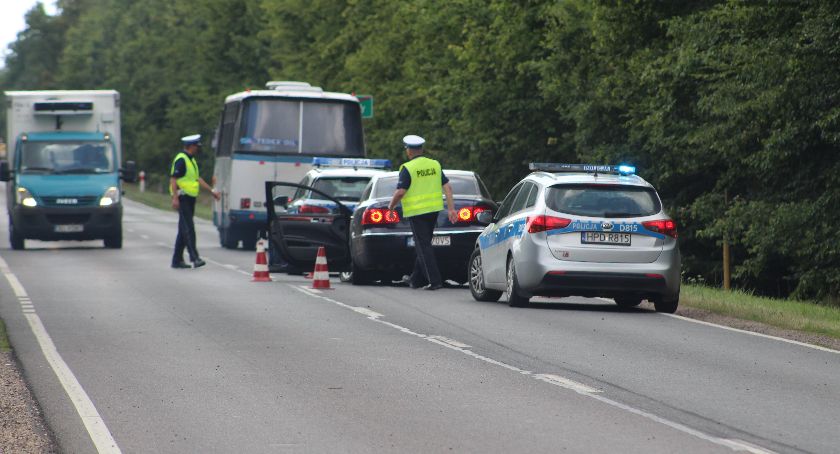Porzucił auto i uciekł. Może mieć przy sobie broń