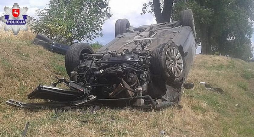 22-latek wylądował w szpitalu. Wcześniej jego samochód dachował (VIDEO)