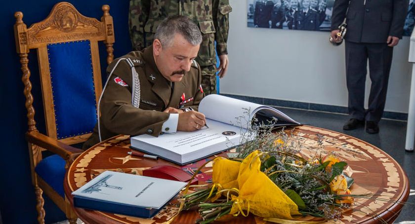 Łagodne lądowanie z munduru do cywila