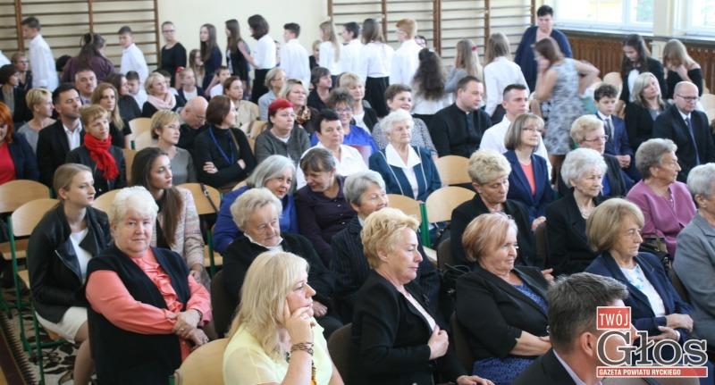 Burmistrz podarowała szkole laptop
