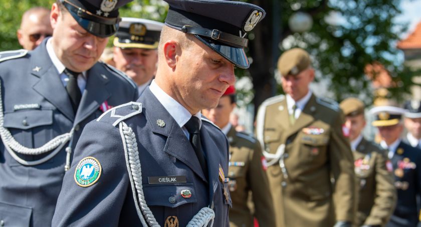 Sierż. Tomasz Cieślak odznaczony przez prezydenta Andrzeja Dudę