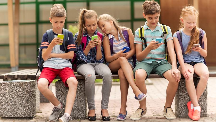 Uczniowie bez smartfonów w szkole
