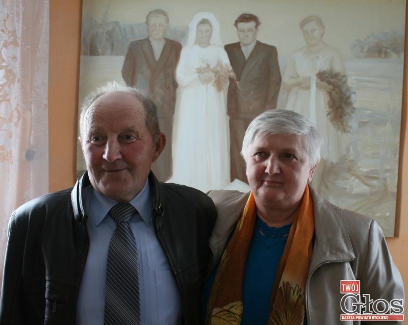Przeniosła wspomnienia na płótno
