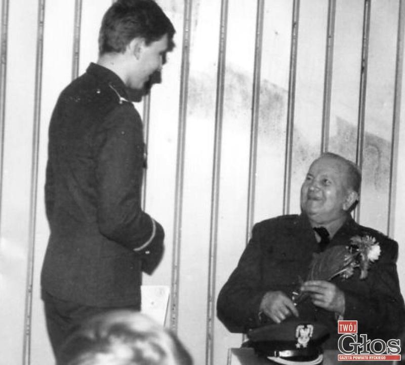Major Jan Hryniewicz miał w zwyczaju częstować rozmówców cukierkami