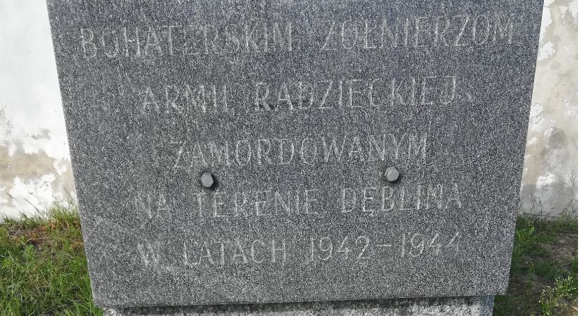 Dęblin. Obelisk upamiętniający Sowietów obok pomnika Sybiraków