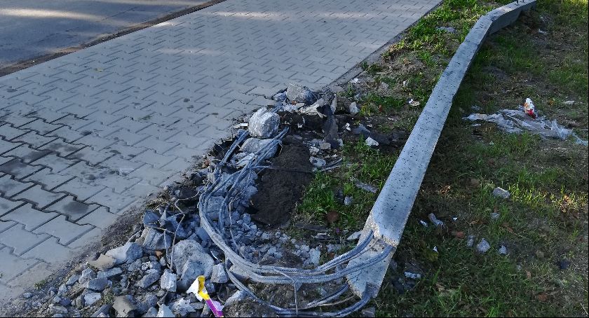 Mieli po 2 promile. Uderzyli w słup