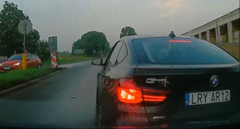 Policjant ukarany mandatem. Dlaczego ?