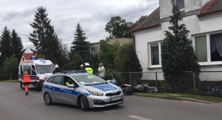 Dęblin: Motocyklista uderzył w samochód. Nie miał prawa jazdy