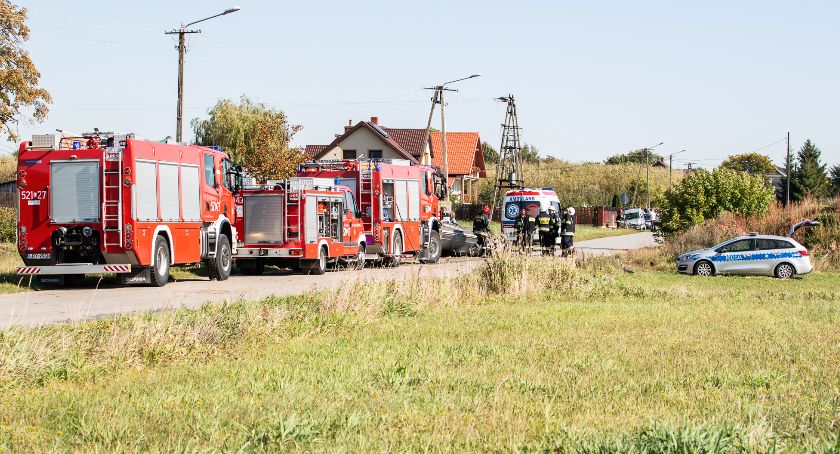 Kawęczyn. Jechał pijany. Jazdę zakończył na dachu