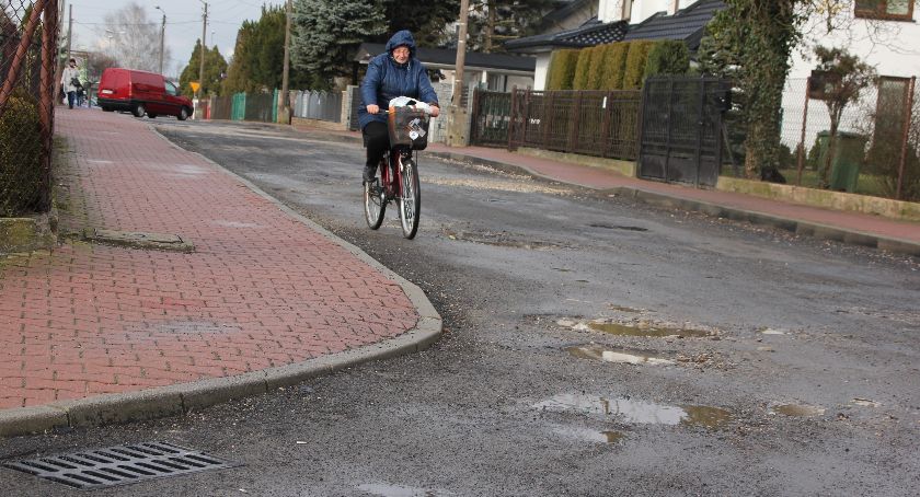 Poleje się asfalt. Miliony od wojewody na drogi w powiecie ryckim