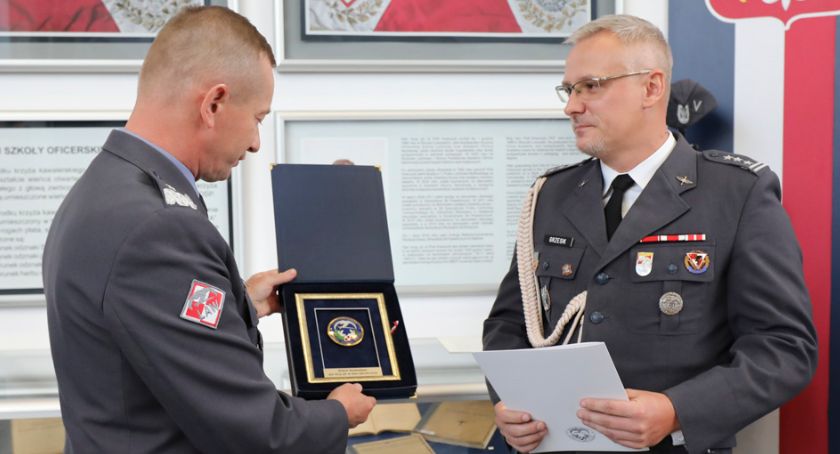 Dęblin - Płk Grzesik pożegnał się z mundurem, ale nie ze Szkołą Orląt