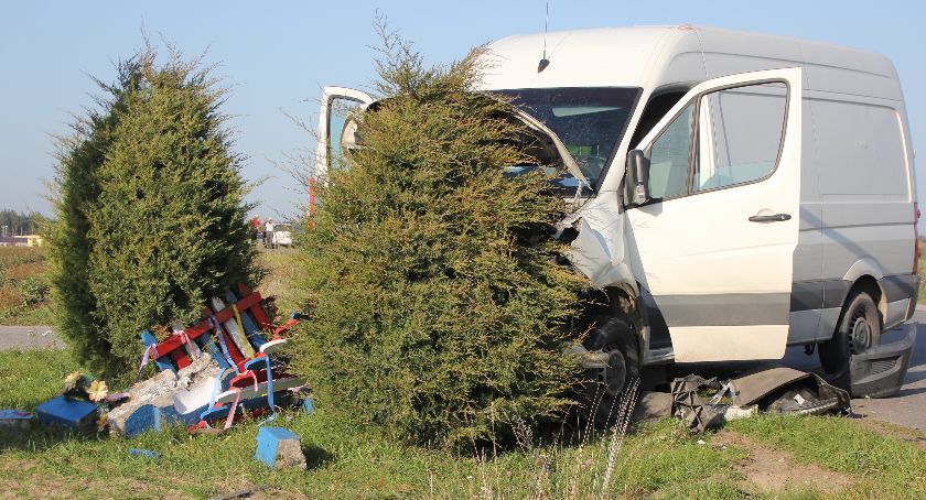 Grabów. Dostawczy volkswagen zderzył się z peugeotem i rozbił przydrożną kapliczkę