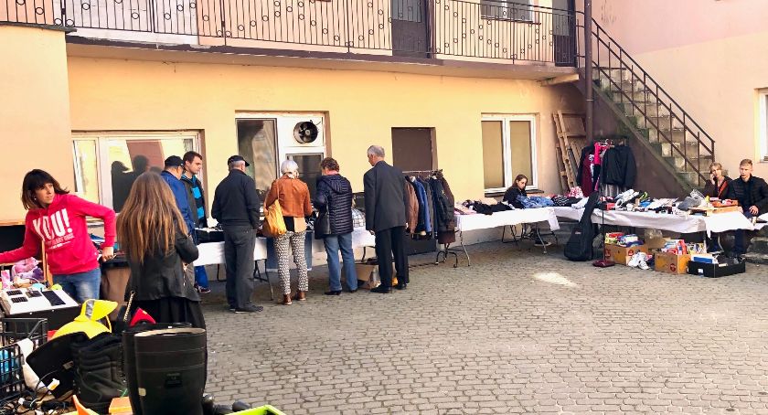 Wyprzedaż garażowa przyciągnęła wielu klientów