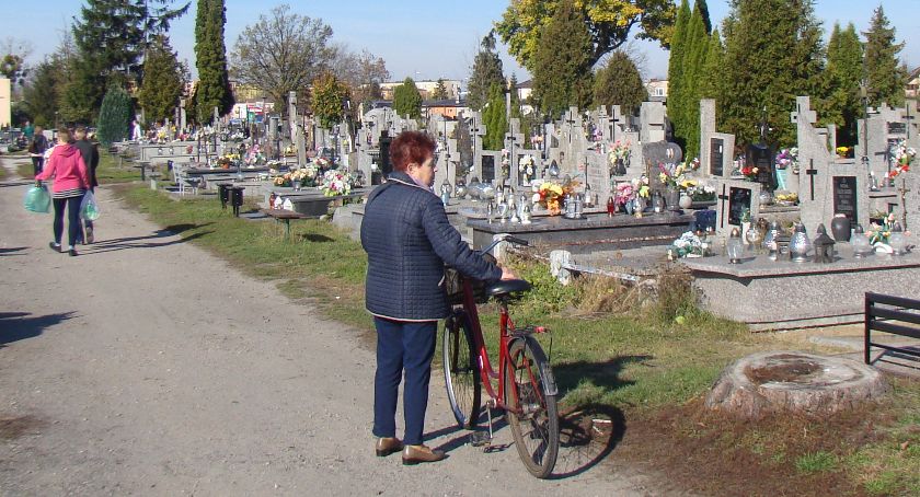 Nie daj się okraść odwiedzając groby bliskich 