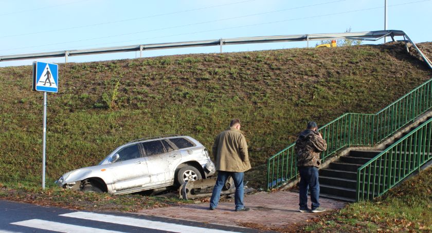 Dęblin. Samochód spadł z wiaduktu 