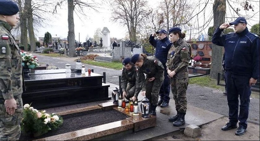 Uczniowie i policjanci uczcili pamięć funkcjonariusza granatowej Policji