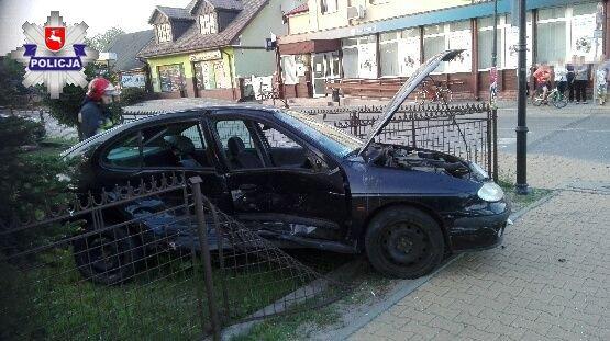Wjechała w ogrodzenie komisariatu