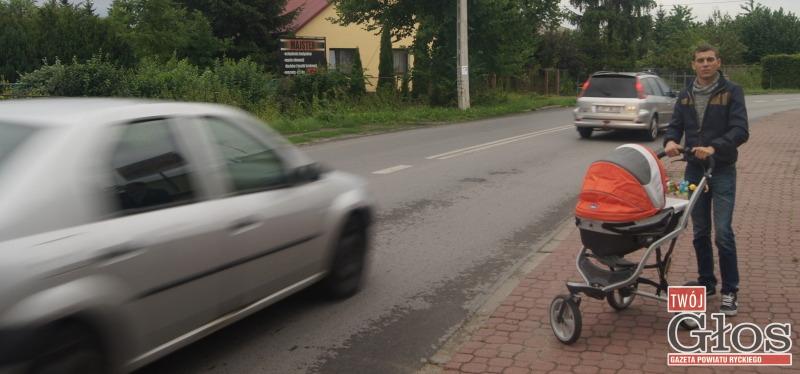 Mieszkańcy: Na ul. 1-ego Maja auta lądują w rowie