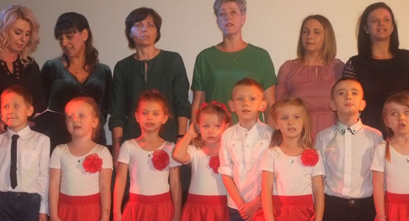 Zamienia małych w mądrych i dużych