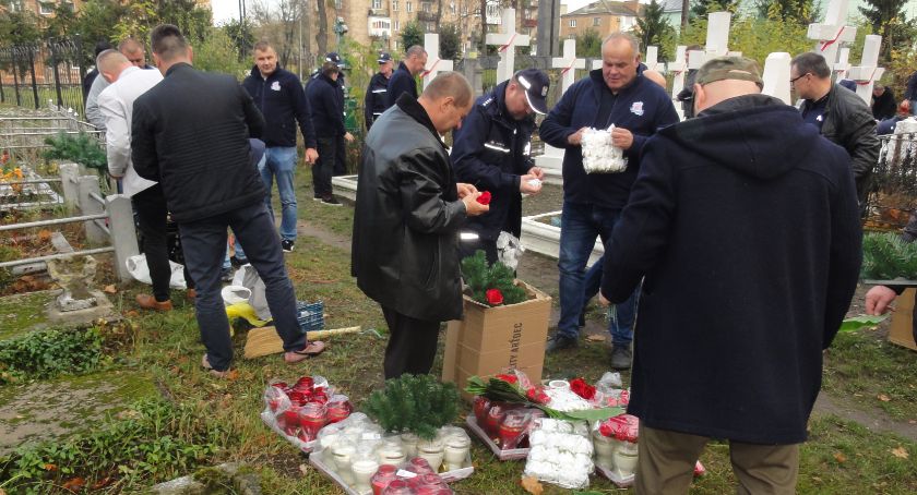 Związkowcy odwiedzili groby policjantów na Ukrainie