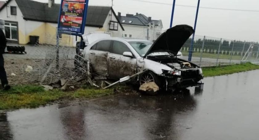 Poszukiwany 19-latek rozbił auto. Wcześniej pił