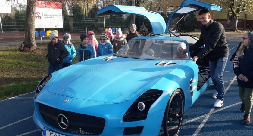 Niezwykłe auto w rękach uczniów