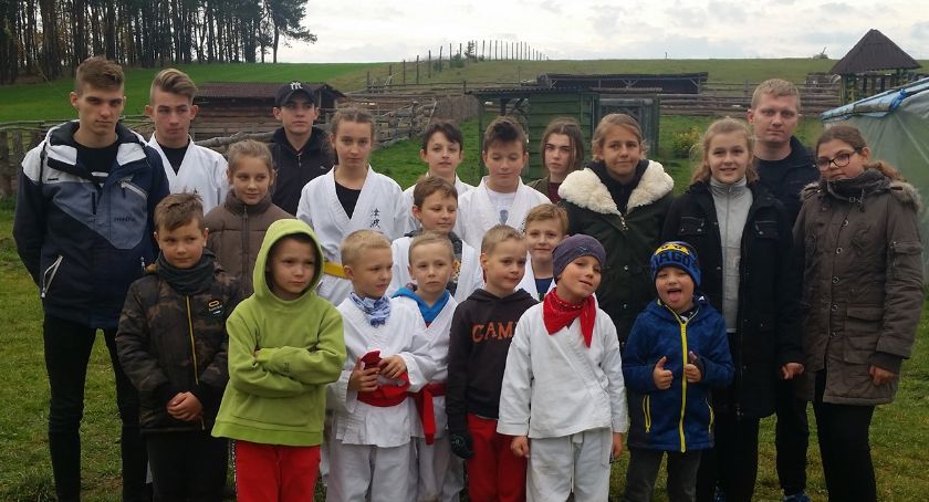 Karatecy gościli w stadninie koni
